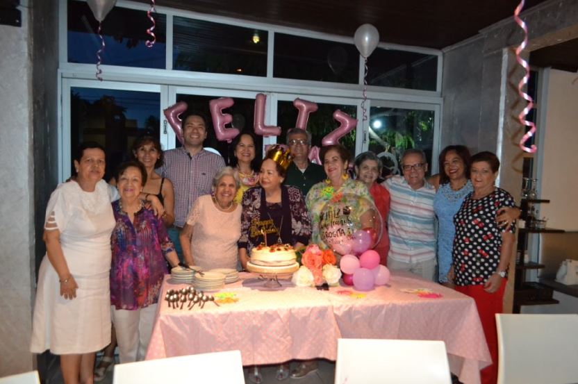 Dennis Guerrero, Carmen de Calderón, Martha Cecilia Trujillo, Mauricio Nieto, Sofía de Díaz, la cumpleañera, Cesar Nieto, Judith Martínez, Julia de Salgado, Alfonso calderón, Tatiana Polania y Yolanda Gasca.